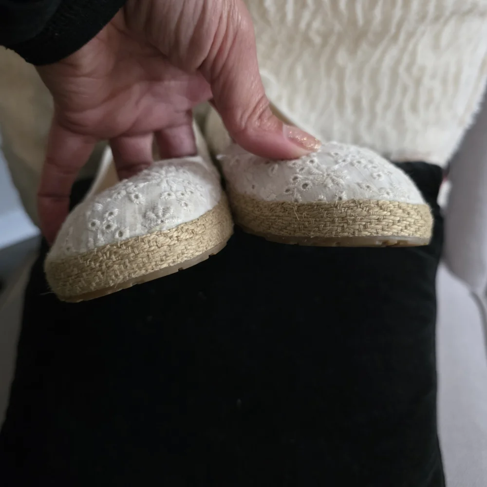 UGG Girl Size 1, Cream Lace Espadrille Flats Used Lake New.